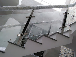 Cầu thang kính cường lực 